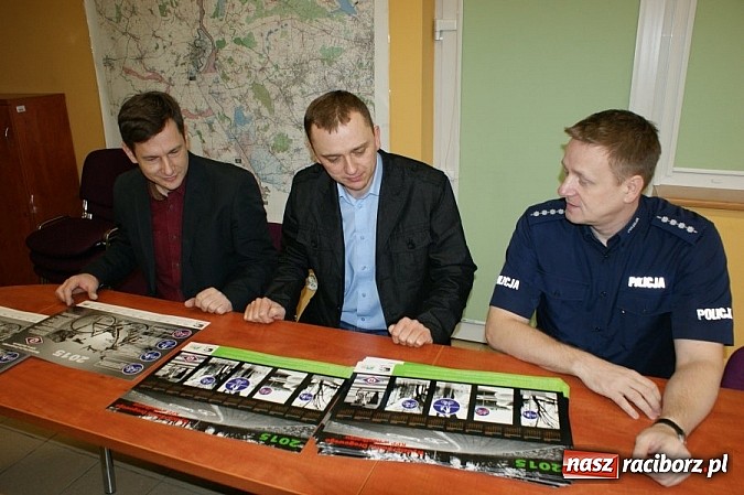 Zdjęcie w galerii na portalu naszraciborz.pl: I LO i raciborska drogówka wydały wspólnie kalendarz wiadomości z regionu