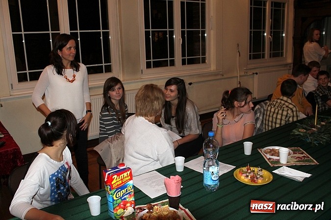 Zdjęcie w galerii na portalu naszraciborz.pl: Gimnazjum nr 5 zaprosiło absolwentów na przedświąteczne spotkanie wiadomości z regionu