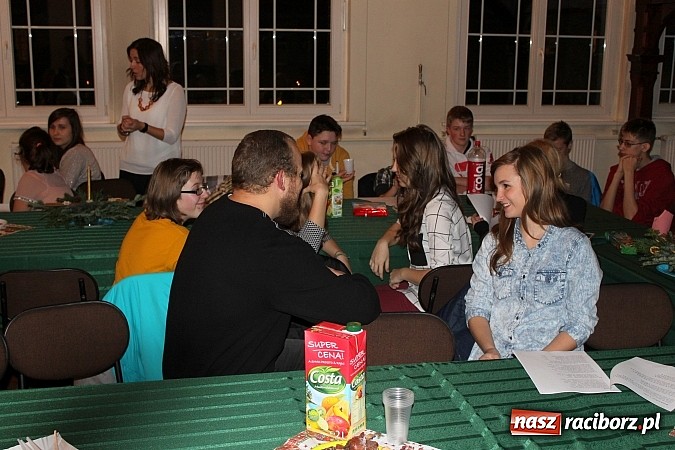 Zdjęcie w galerii na portalu naszraciborz.pl: Gimnazjum nr 5 zaprosiło absolwentów na przedświąteczne spotkanie wiadomości z regionu