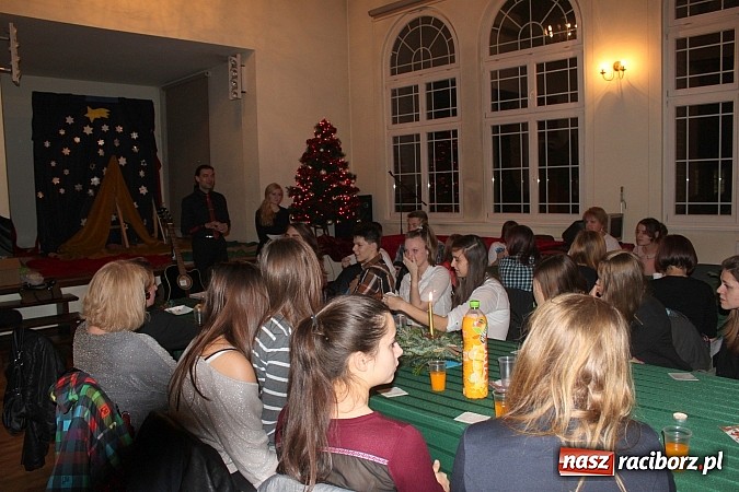 Zdjęcie w galerii na portalu naszraciborz.pl: Gimnazjum nr 5 zaprosiło absolwentów na przedświąteczne spotkanie wiadomości z regionu