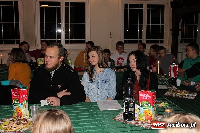 Zdjęcie w galerii na portalu naszraciborz.pl: Gimnazjum nr 5 zaprosiło absolwentów na przedświąteczne spotkanie wiadomości z regionu