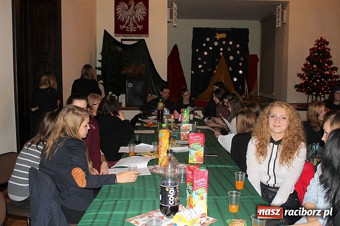 Zdjęcie w galerii na portalu naszraciborz.pl: Gimnazjum nr 5 zaprosiło absolwentów na przedświąteczne spotkanie wiadomości z regionu