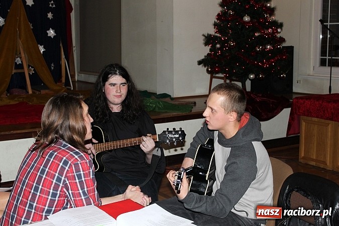 Zdjęcie w galerii na portalu naszraciborz.pl: Gimnazjum nr 5 zaprosiło absolwentów na przedświąteczne spotkanie wiadomości z regionu