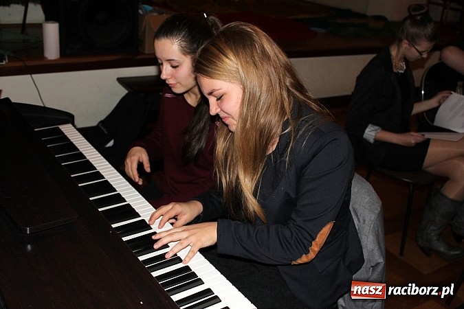 Zdjęcie w galerii na portalu naszraciborz.pl: Gimnazjum nr 5 zaprosiło absolwentów na przedświąteczne spotkanie wiadomości z regionu