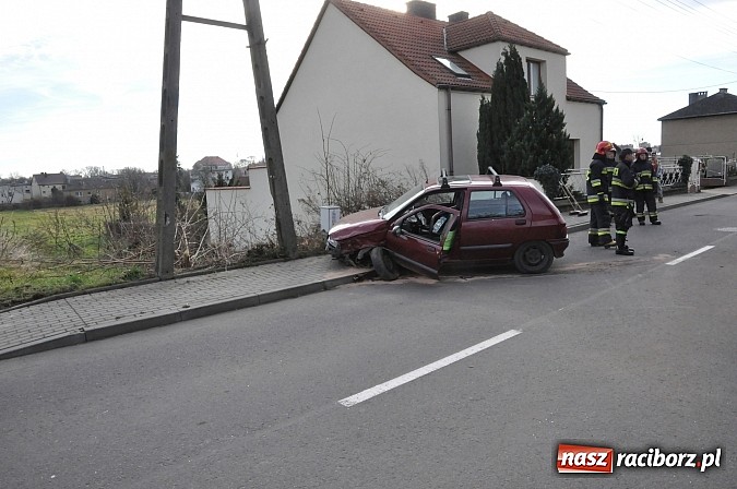 Zdjęcie w galerii na portalu naszraciborz.pl: Święta zaczęła na ostrym gazie. 50-latka wjechała w słup mając 3 promile wiadomości z regionu