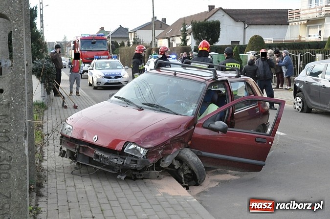Zdjęcie w galerii na portalu naszraciborz.pl: Święta zaczęła na ostrym gazie. 50-latka wjechała w słup mając 3 promile wiadomości z regionu