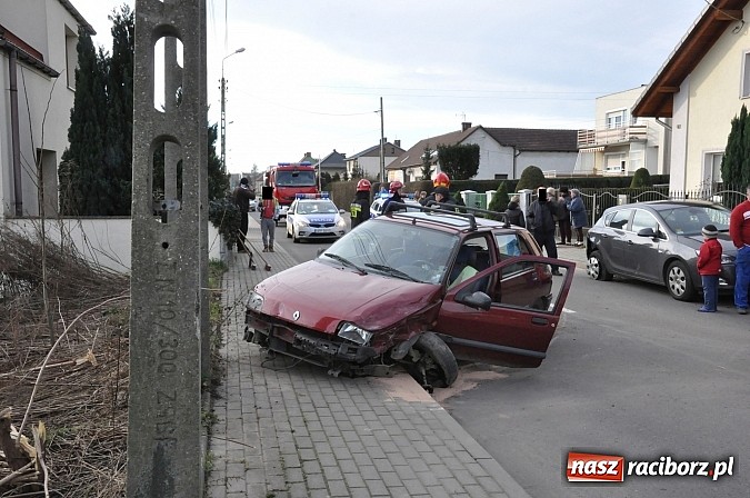 Zdjęcie w galerii na portalu naszraciborz.pl: Święta zaczęła na ostrym gazie. 50-latka wjechała w słup mając 3 promile wiadomości z regionu