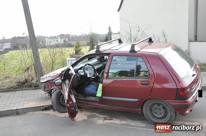 Zdjęcie w galerii na portalu naszraciborz.pl: Święta zaczęła na ostrym gazie. 50-latka wjechała w słup mając 3 promile wiadomości z regionu