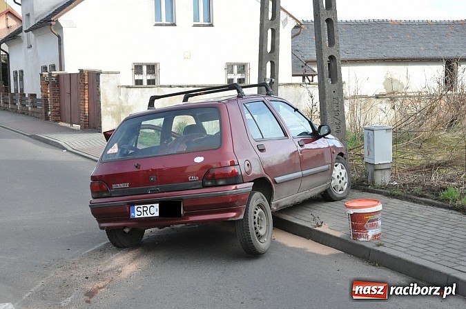 Zdjęcie w galerii na portalu naszraciborz.pl: Święta zaczęła na ostrym gazie. 50-latka wjechała w słup mając 3 promile wiadomości z regionu
