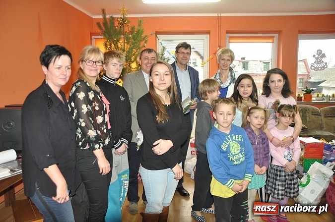 Zdjęcie w galerii na portalu naszraciborz.pl: Rafako - prezenty dla dzieci z domów dziecka  wiadomości z regionu