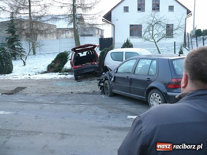 Zdjęcie w galerii na portalu naszraciborz.pl: W Makowie kierowca golfa wjechał w trzy stojące przy drodze fiaty seicento wiadomości z regionu