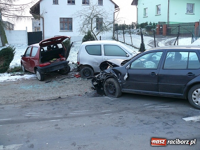 Zdjęcie w galerii na portalu naszraciborz.pl: W Makowie kierowca golfa wjechał w trzy stojące przy drodze fiaty seicento wiadomości z regionu
