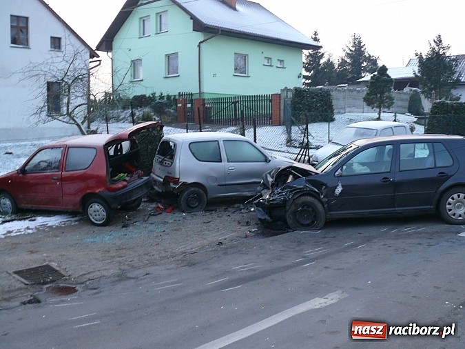 Zdjęcie w galerii na portalu naszraciborz.pl: W Makowie kierowca golfa wjechał w trzy stojące przy drodze fiaty seicento wiadomości z regionu
