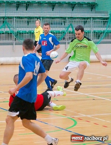 Zdjęcie w galerii na portalu naszraciborz.pl: Nawet gol widmo nie pogrążył AMJ Dach-Mig. Ogromny pech Brygady Argo wiadomości z regionu