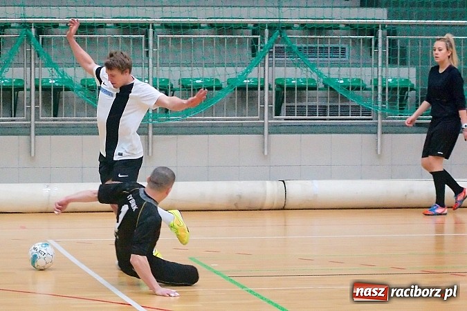 Zdjęcie w galerii na portalu naszraciborz.pl: Nawet gol widmo nie pogrążył AMJ Dach-Mig. Ogromny pech Brygady Argo wiadomości z regionu