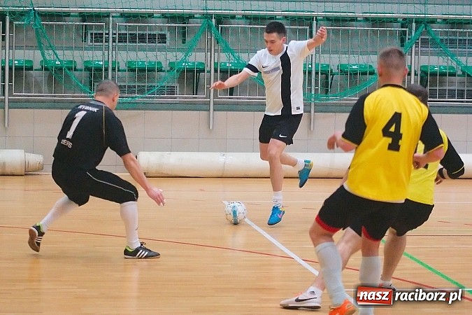 Zdjęcie w galerii na portalu naszraciborz.pl: Nawet gol widmo nie pogrążył AMJ Dach-Mig. Ogromny pech Brygady Argo wiadomości z regionu