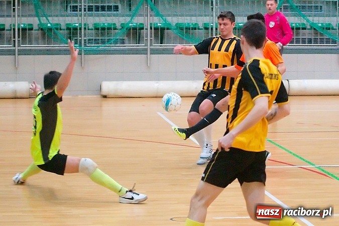 Zdjęcie w galerii na portalu naszraciborz.pl: Nawet gol widmo nie pogrążył AMJ Dach-Mig. Ogromny pech Brygady Argo wiadomości z regionu