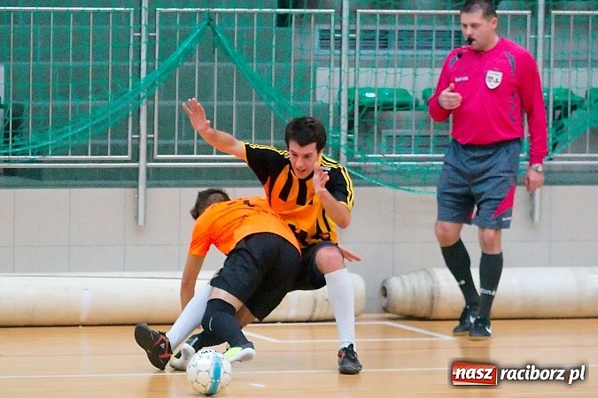 Zdjęcie w galerii na portalu naszraciborz.pl: Nawet gol widmo nie pogrążył AMJ Dach-Mig. Ogromny pech Brygady Argo wiadomości z regionu