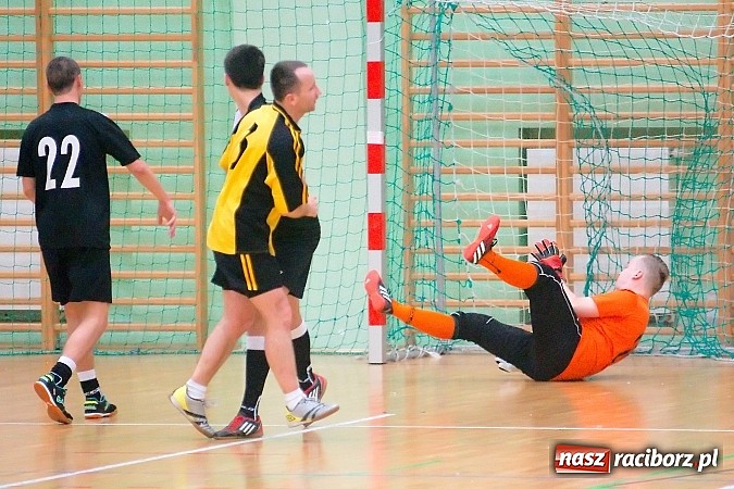 Zdjęcie w galerii na portalu naszraciborz.pl: Nawet gol widmo nie pogrążył AMJ Dach-Mig. Ogromny pech Brygady Argo wiadomości z regionu