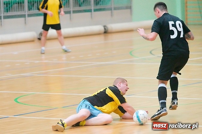 Zdjęcie w galerii na portalu naszraciborz.pl: Nawet gol widmo nie pogrążył AMJ Dach-Mig. Ogromny pech Brygady Argo wiadomości z regionu