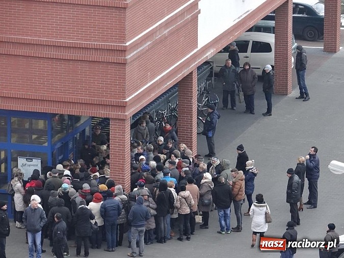 Zdjęcie w galerii na portalu naszraciborz.pl: Niedzielny poranek przed raciborskim Lidlem wiadomości z regionu