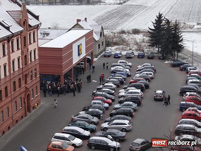 Zdjęcie w galerii na portalu naszraciborz.pl: Niedzielny poranek przed raciborskim Lidlem wiadomości z regionu