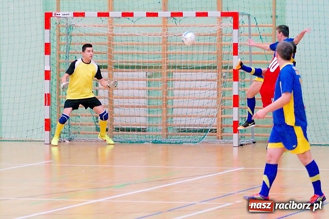 Zdjęcie w galerii na portalu naszraciborz.pl: HLPN: Pierwsze zwycięstwo Feniksa. Morze epitetów w II lidze wiadomości z regionu