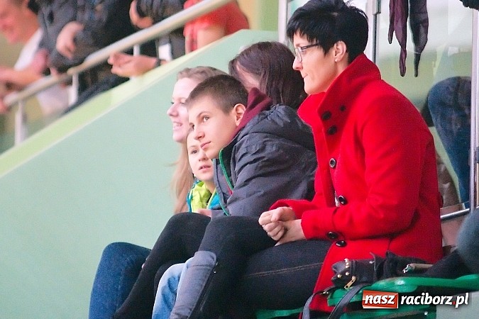 Zdjęcie w galerii na portalu naszraciborz.pl: HLPN: Pierwsze zwycięstwo Feniksa. Morze epitetów w II lidze wiadomości z regionu