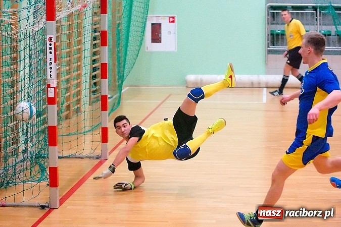 Zdjęcie w galerii na portalu naszraciborz.pl: HLPN: Pierwsze zwycięstwo Feniksa. Morze epitetów w II lidze wiadomości z regionu