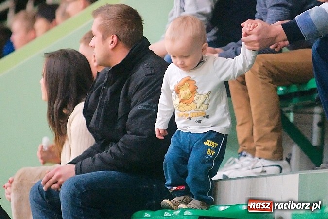 Zdjęcie w galerii na portalu naszraciborz.pl: HLPN: Pierwsze zwycięstwo Feniksa. Morze epitetów w II lidze wiadomości z regionu