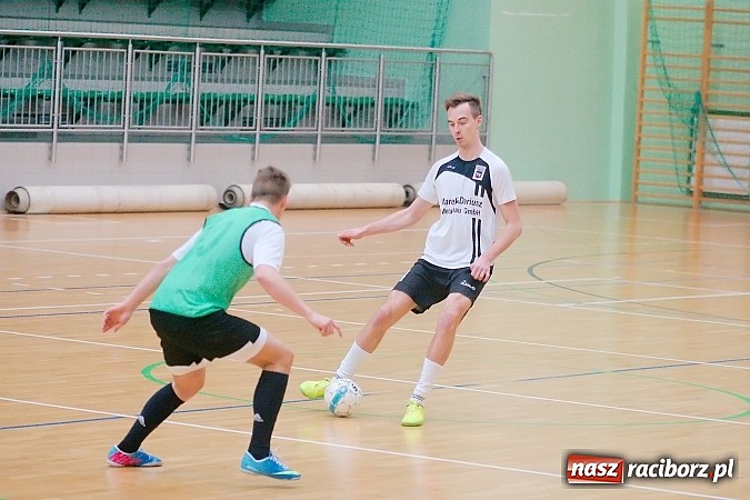 Zdjęcie w galerii na portalu naszraciborz.pl: HLPN: Pierwsze zwycięstwo Feniksa. Morze epitetów w II lidze wiadomości z regionu