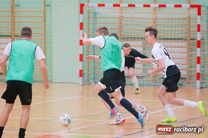 Zdjęcie w galerii na portalu naszraciborz.pl: HLPN: Pierwsze zwycięstwo Feniksa. Morze epitetów w II lidze wiadomości z regionu