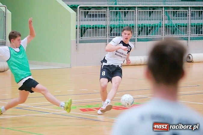 Zdjęcie w galerii na portalu naszraciborz.pl: HLPN: Pierwsze zwycięstwo Feniksa. Morze epitetów w II lidze wiadomości z regionu