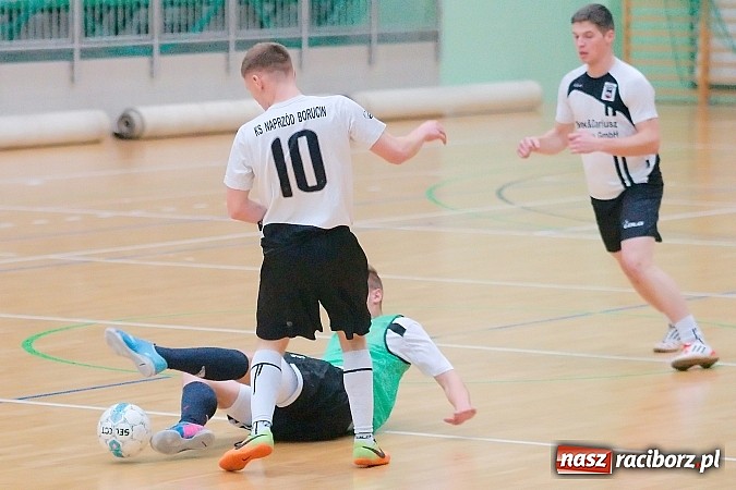 Zdjęcie w galerii na portalu naszraciborz.pl: HLPN: Pierwsze zwycięstwo Feniksa. Morze epitetów w II lidze wiadomości z regionu