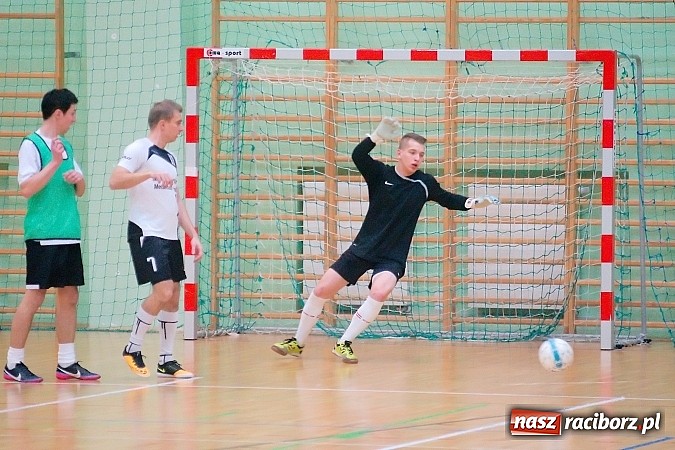 Zdjęcie w galerii na portalu naszraciborz.pl: HLPN: Pierwsze zwycięstwo Feniksa. Morze epitetów w II lidze wiadomości z regionu