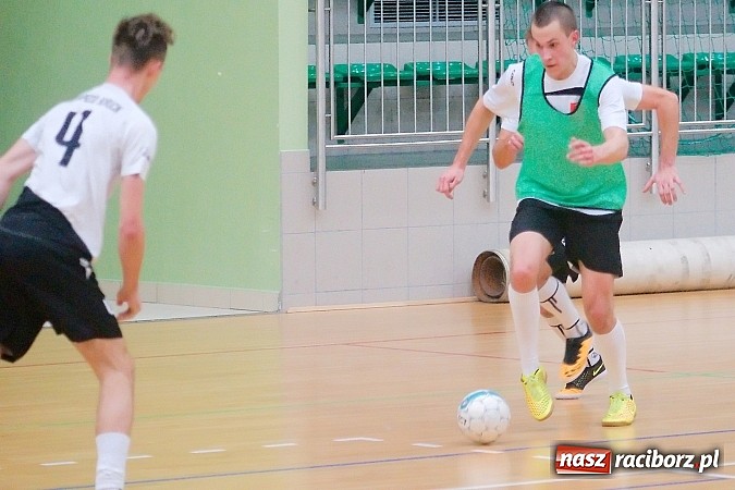 Zdjęcie w galerii na portalu naszraciborz.pl: HLPN: Pierwsze zwycięstwo Feniksa. Morze epitetów w II lidze wiadomości z regionu