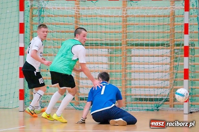 Zdjęcie w galerii na portalu naszraciborz.pl: HLPN: Pierwsze zwycięstwo Feniksa. Morze epitetów w II lidze wiadomości z regionu