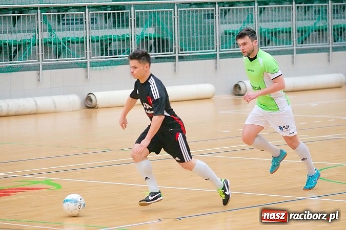 Zdjęcie w galerii na portalu naszraciborz.pl: HLPN: Pierwsze zwycięstwo Feniksa. Morze epitetów w II lidze wiadomości z regionu