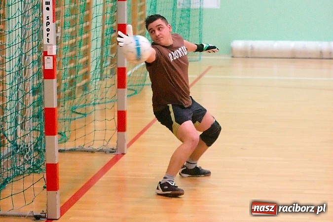 Zdjęcie w galerii na portalu naszraciborz.pl: HLPN: Pierwsze zwycięstwo Feniksa. Morze epitetów w II lidze wiadomości z regionu