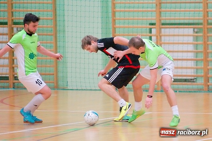 Zdjęcie w galerii na portalu naszraciborz.pl: HLPN: Pierwsze zwycięstwo Feniksa. Morze epitetów w II lidze wiadomości z regionu