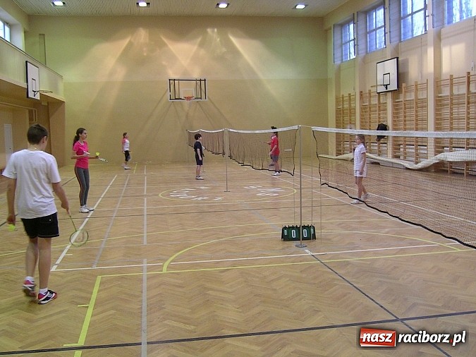 Zdjęcie w galerii na portalu naszraciborz.pl: Świąteczny turniej w badmintonie w ZSOMS      wiadomości z regionu