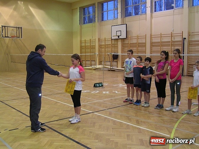 Zdjęcie w galerii na portalu naszraciborz.pl: Świąteczny turniej w badmintonie w ZSOMS      wiadomości z regionu