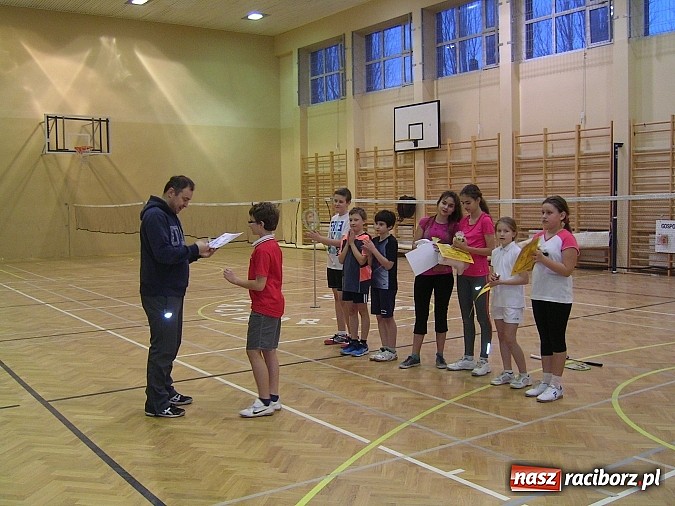 Zdjęcie w galerii na portalu naszraciborz.pl: Świąteczny turniej w badmintonie w ZSOMS      wiadomości z regionu