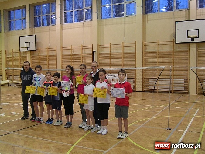 Zdjęcie w galerii na portalu naszraciborz.pl: Świąteczny turniej w badmintonie w ZSOMS      wiadomości z regionu