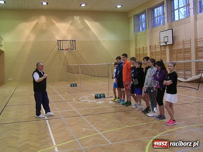 Zdjęcie w galerii na portalu naszraciborz.pl: Świąteczny turniej w badmintonie w ZSOMS      wiadomości z regionu