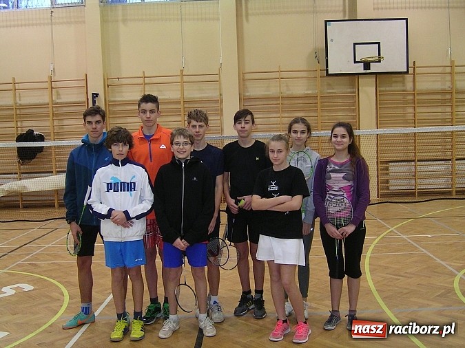 Zdjęcie w galerii na portalu naszraciborz.pl: Świąteczny turniej w badmintonie w ZSOMS      wiadomości z regionu