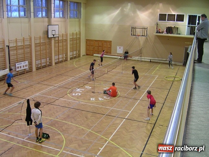 Zdjęcie w galerii na portalu naszraciborz.pl: Świąteczny turniej w badmintonie w ZSOMS      wiadomości z regionu