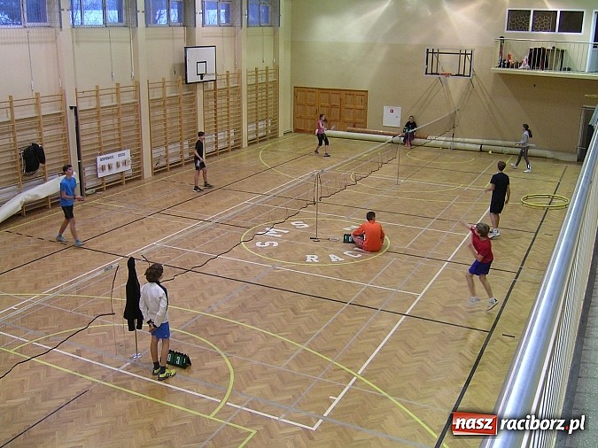 Zdjęcie w galerii na portalu naszraciborz.pl: Świąteczny turniej w badmintonie w ZSOMS      wiadomości z regionu