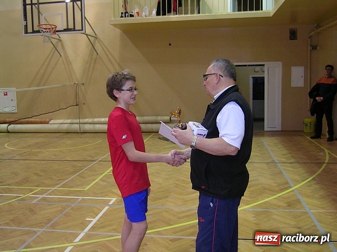Zdjęcie w galerii na portalu naszraciborz.pl: Świąteczny turniej w badmintonie w ZSOMS      wiadomości z regionu