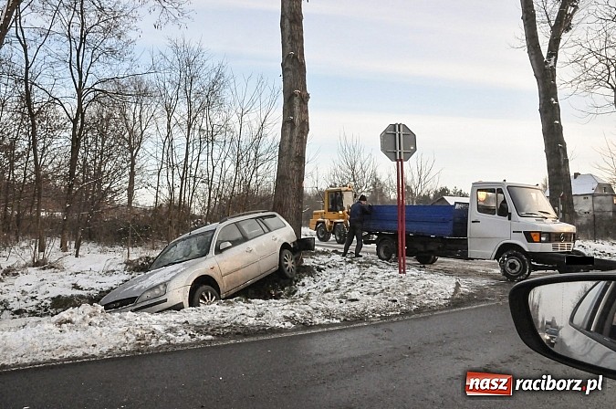 Zdjęcie w galerii na portalu naszraciborz.pl: Policja apeluje o rozwagę na drogach. Na Babiczance dwie kolizje w jednym miejscu wiadomości z regionu